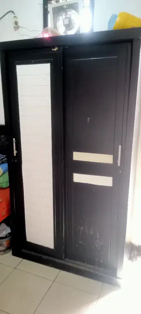 Lemari pakaian Lok Kemanggisan