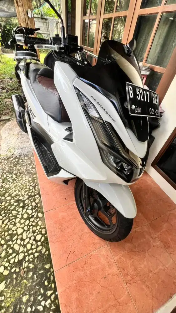 Motor Honda PCX 160 Tahun 2022 white