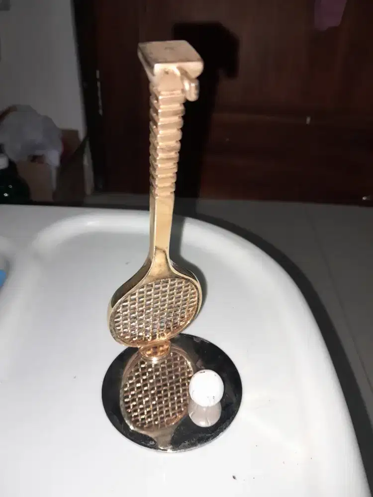 Tempat pena yg di letakan di atas meja busa sebagai pajangan