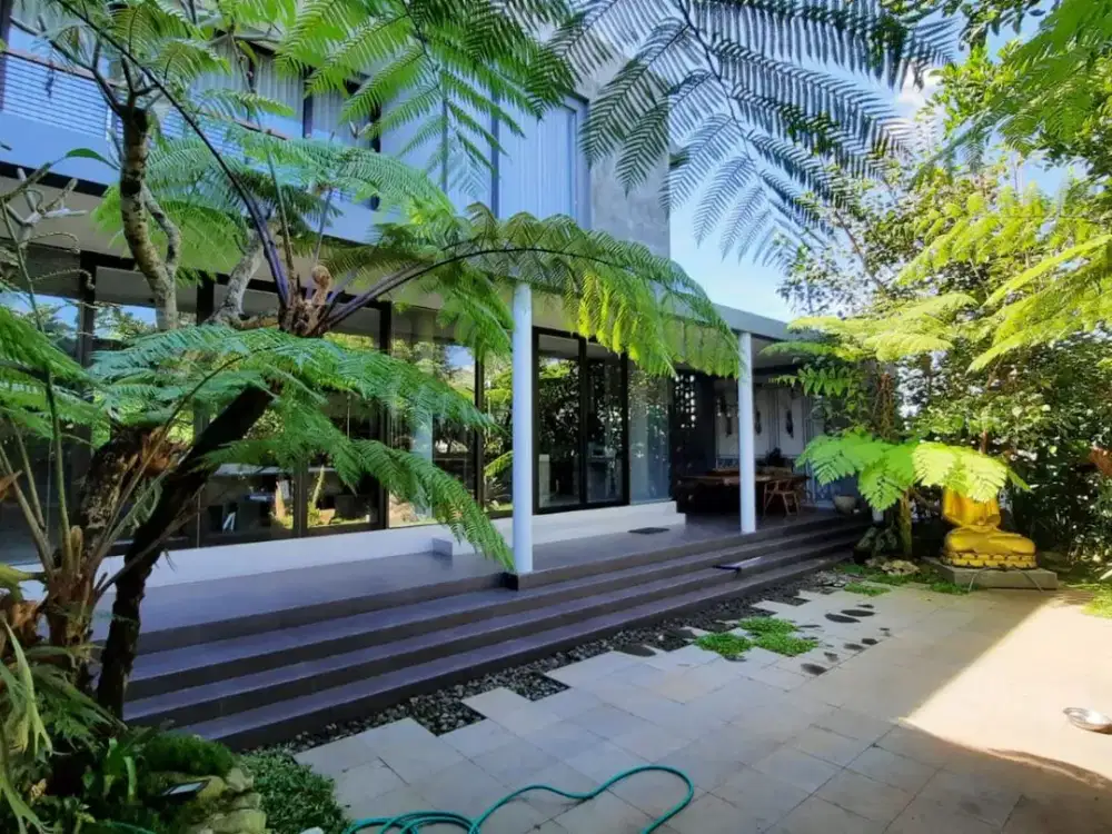 Dijual cafe plus villa kondisi ramai area bumiaji kota batu 360 derajat di kelilingi gunung View super  tampak seluruh kota batu dkt wisata baloga