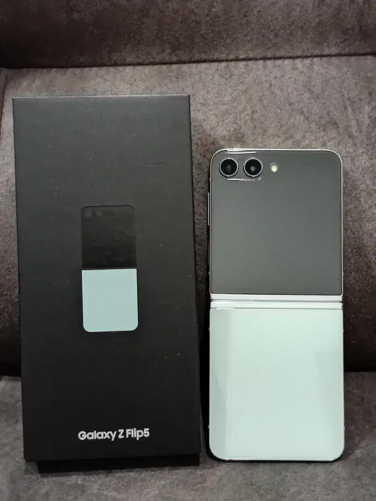SAMSUNG FLIP 5. LIKE NEW 256