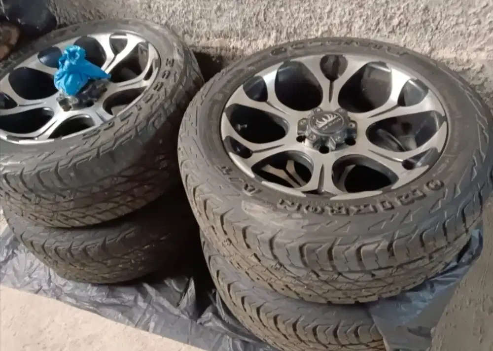 Di jual Velg secen untuk mobil pajero atau Triton Ring 20 , nego