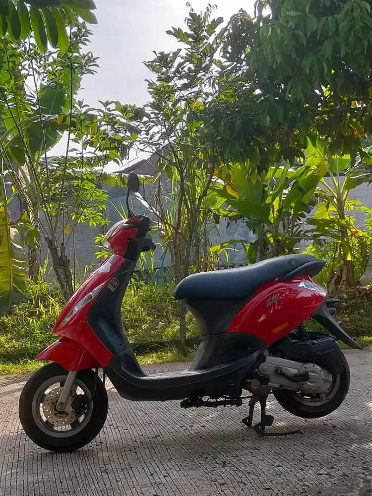 Piagio zip merah di jual