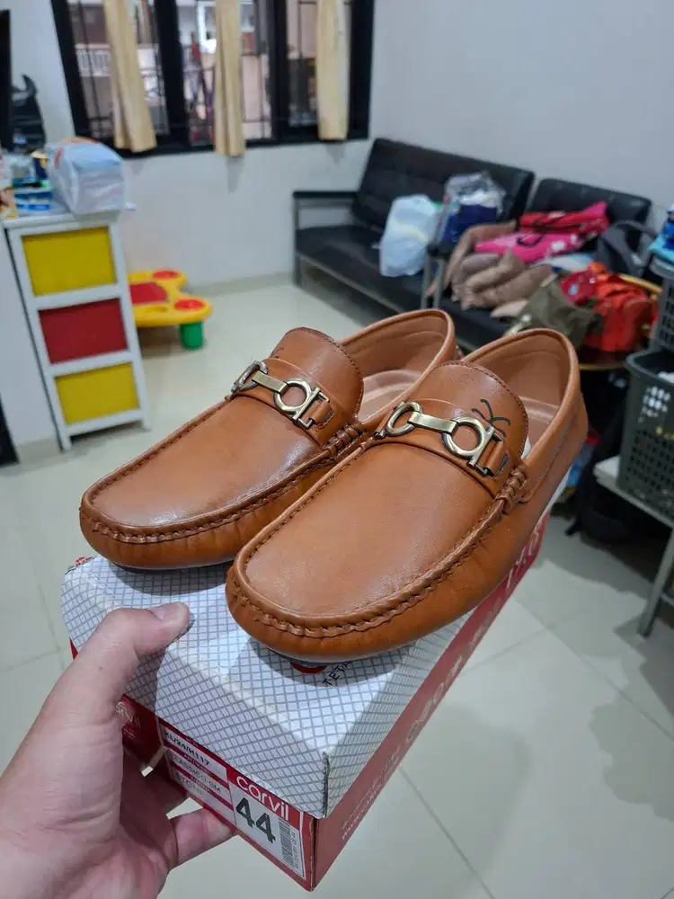 Sepatu slip on kulit Carvil