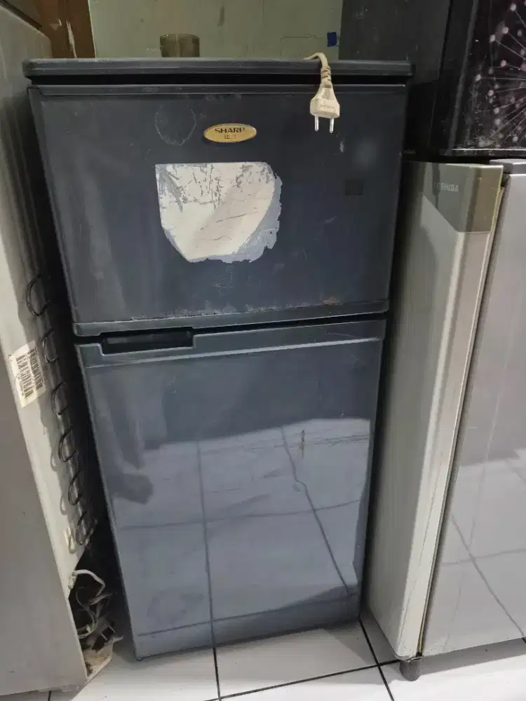 Kulkas 2 pintu Sharp mini ccok buat dikosan