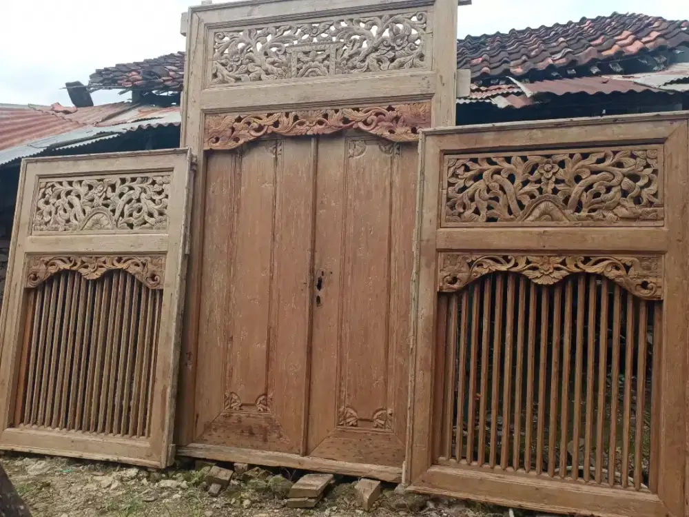 Pintu jendela jeruji lawasan