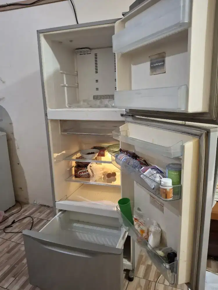 Kulkas 3 pintu Toshiba