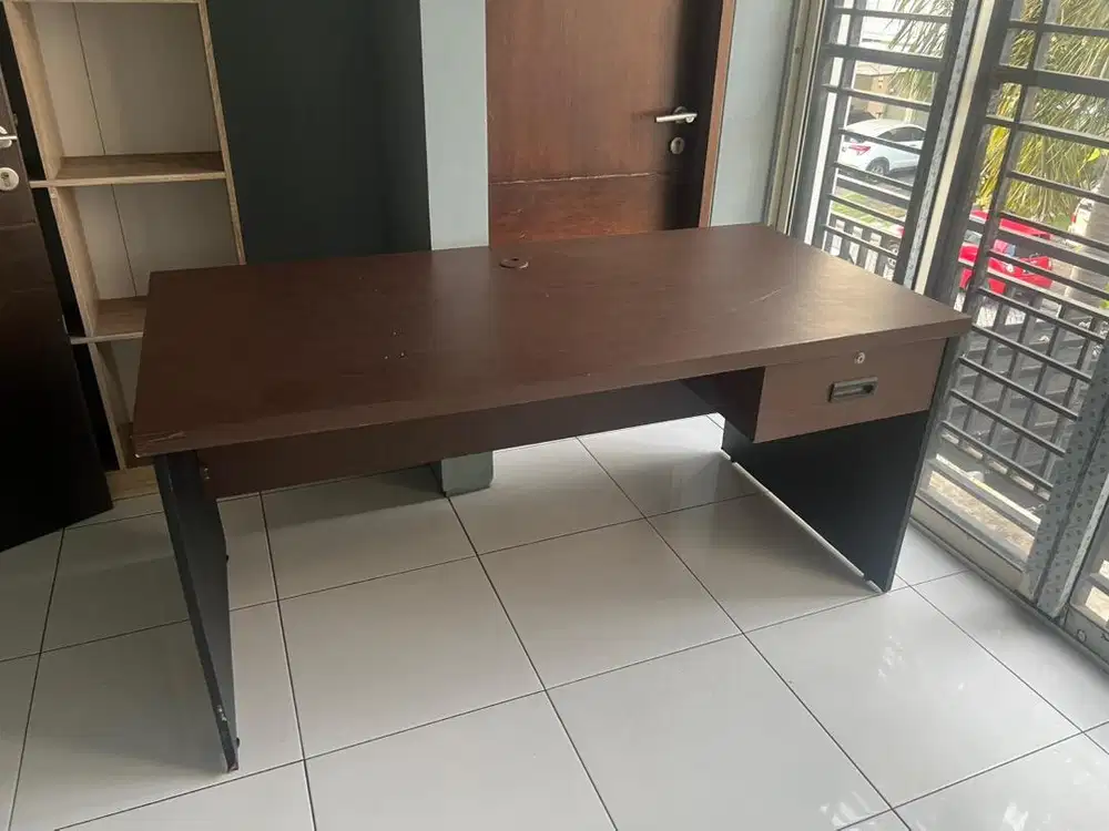 Meja kerja kantor