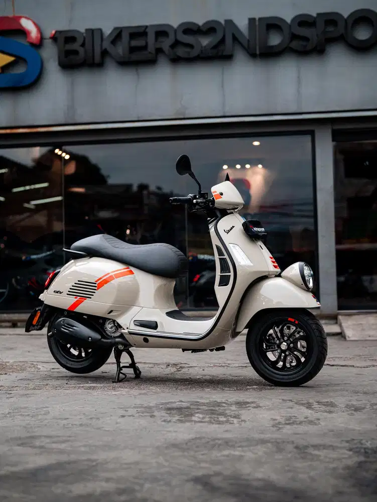 VESPA GTV HPE 300 z9 r6 ducati