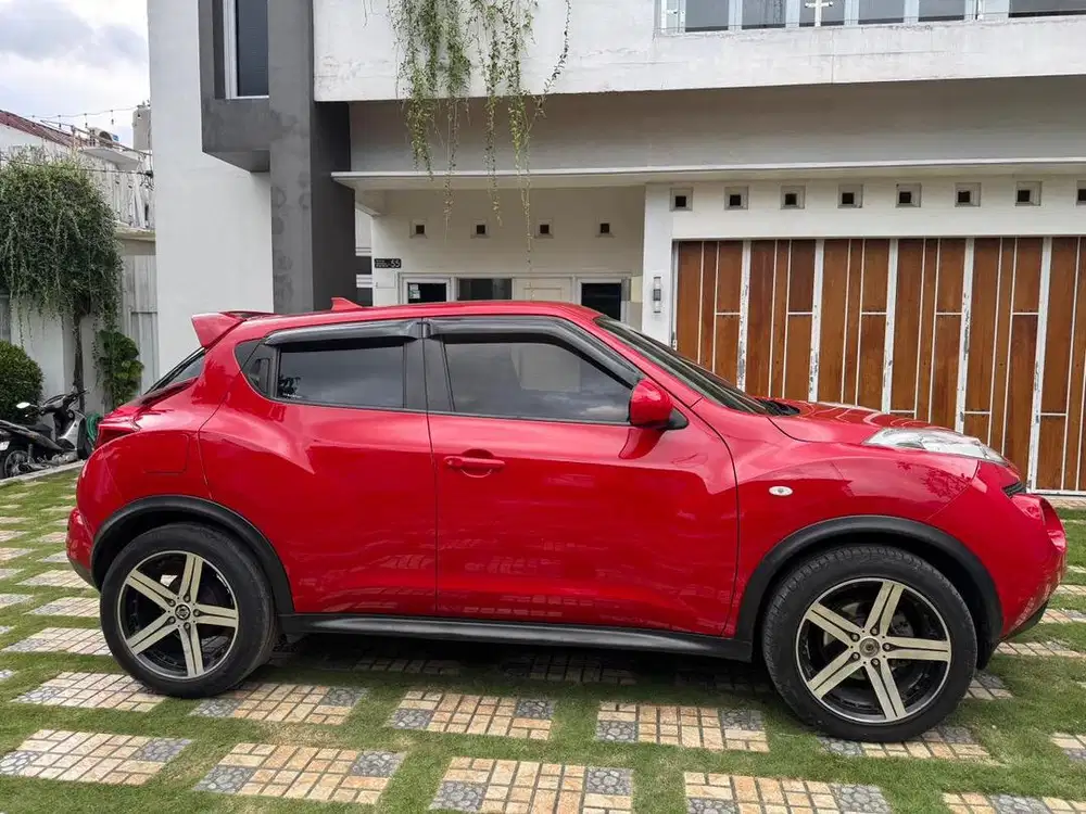 NISSAN JUKE MERAH