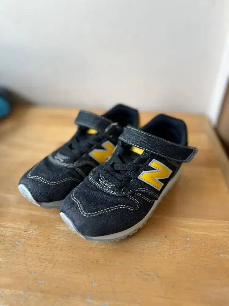 Sepatu anak New Balance