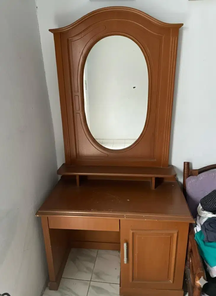 DIJUAL MEJA RIAS DAN LEMARI BAJU KONDISI BAGUS