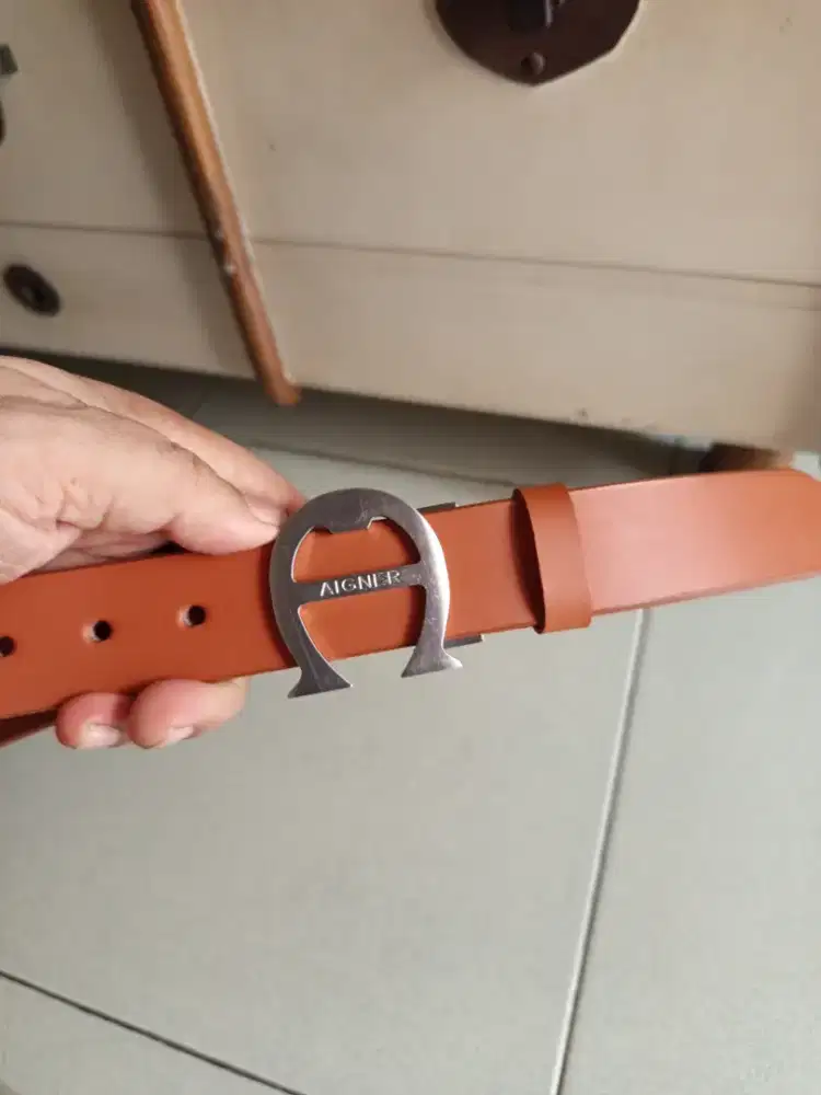 Tali pinggang Aigner langka