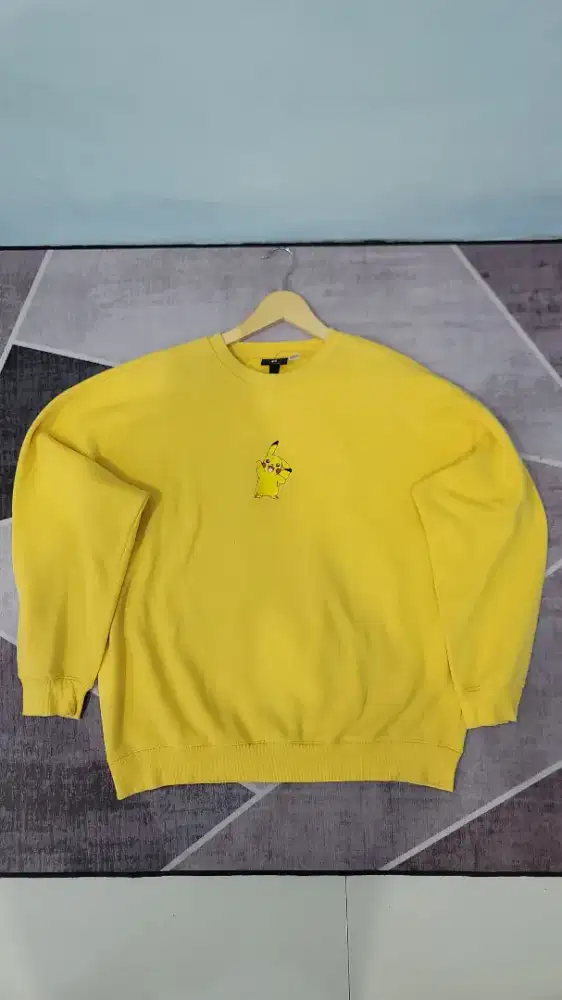 Jaket Crewneck H&M Pokemon Pikachu Cowok Size XL