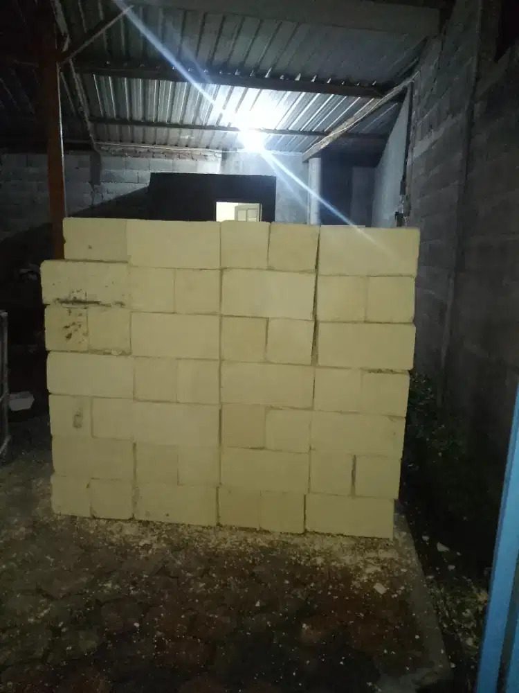 Batu kumbung buat pondasi rumah bosku