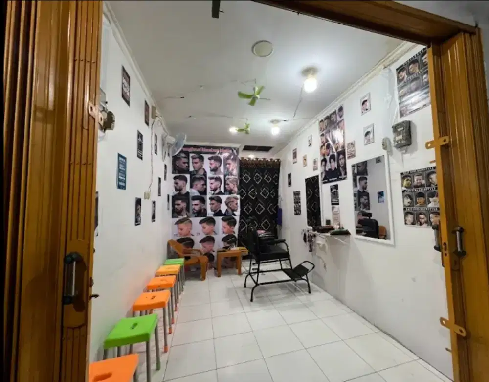 Jual Kursi Pangkas Atau Kursi dan Kaca Potong Rambut Kondisi Masih 96%