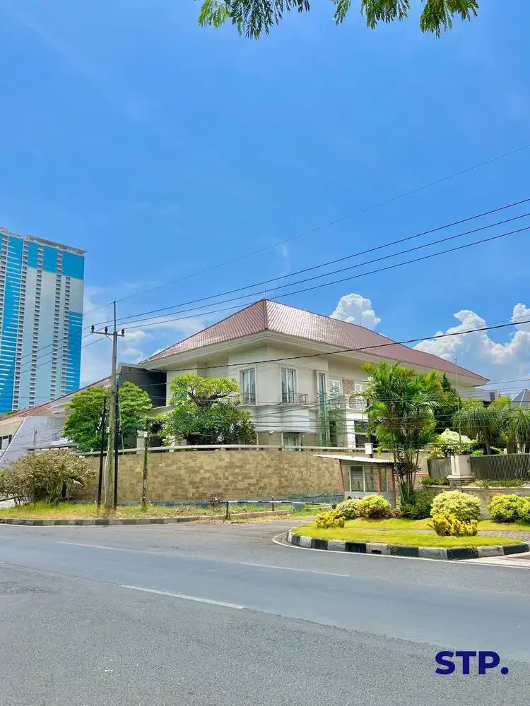 Rumah komersil hoek mewah di Dharmahusada Indah MERR  ex Bridal