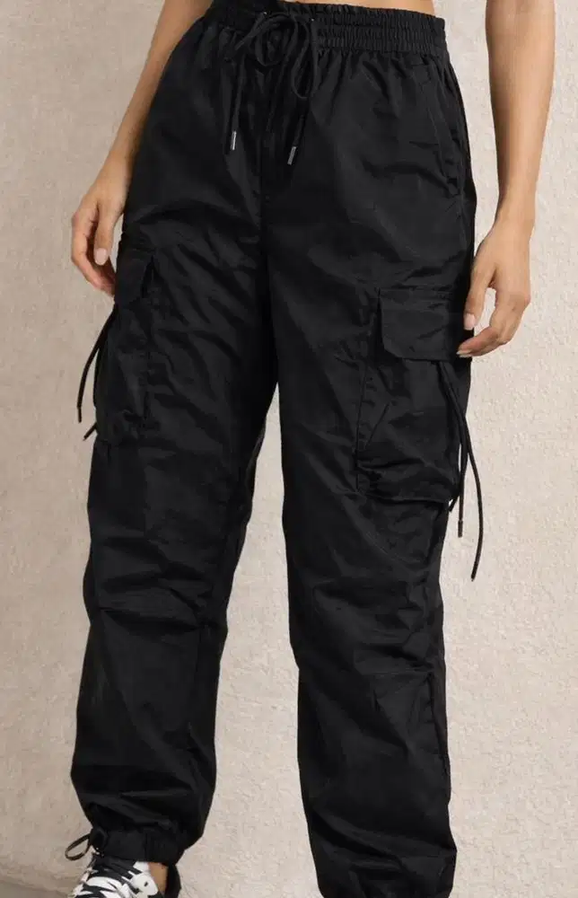 Celana Cargo Hitam – Like New