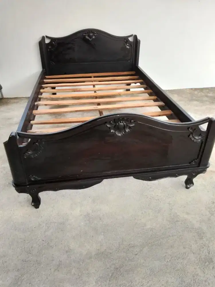 Dijual tempat tidur dari kayu jati