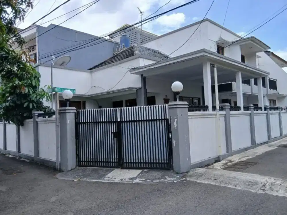 Dijual rumah cantik hook Tebet Jakarta Selatan