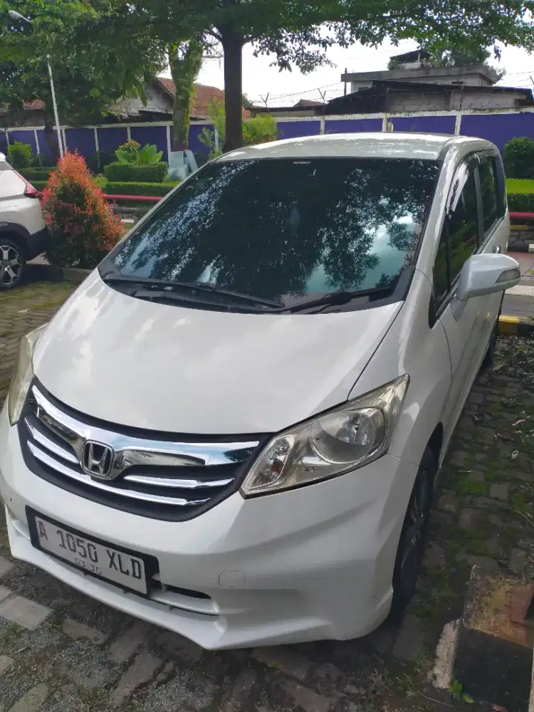 Honda Freed tipe SD tahun 2013. Warna Putih