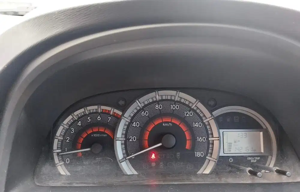 Dijua Toyota Avanza G MT 1.3 Pakaian Pribadi