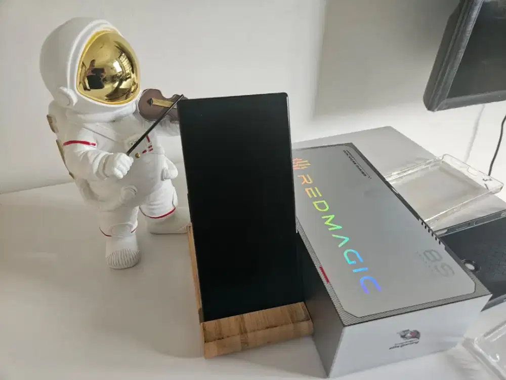 RedMagic 8s pro baru buka box ga nyampe dua bulan like new mulus