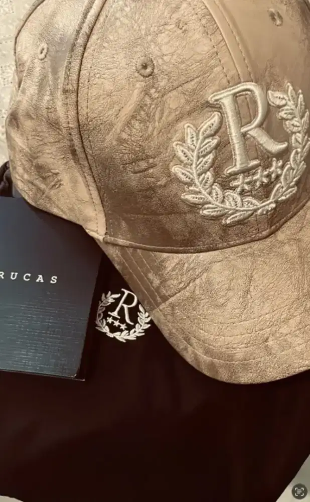 BNIB RUCAS Crown Beige Marble Cap Serie Gisel