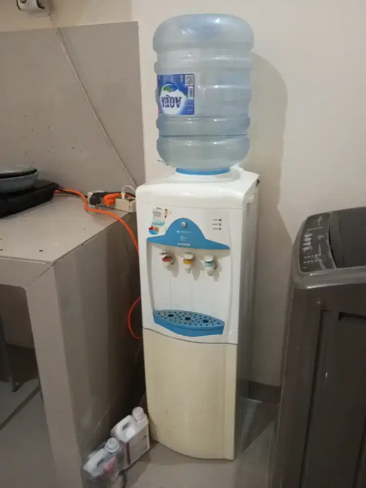 Dispenser putih