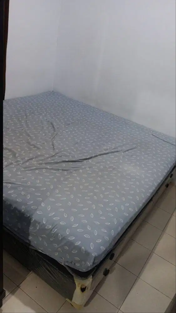 Di jual cepat kasur inthebox  + dipan dan lemari kayu