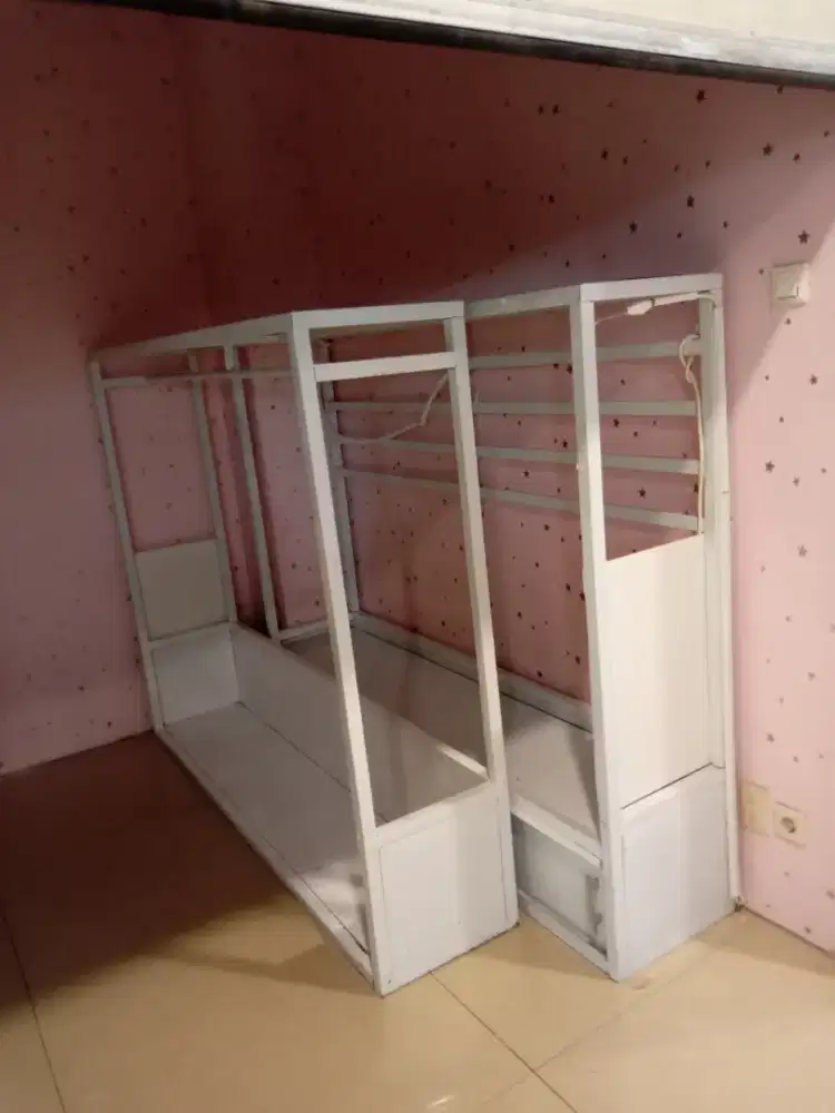 Lemari gantung display pakaian