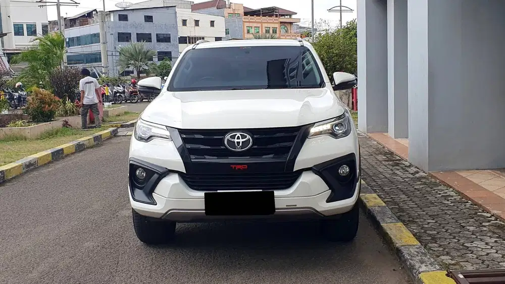Toyota Fortuner 2.4 VRZ TRD Sportivo Diesel Putih 2019 Like New Low KM