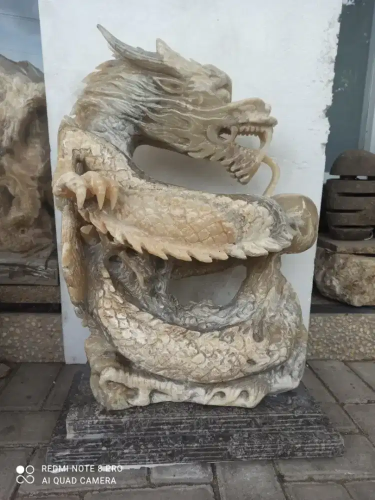Patung naga batu onik