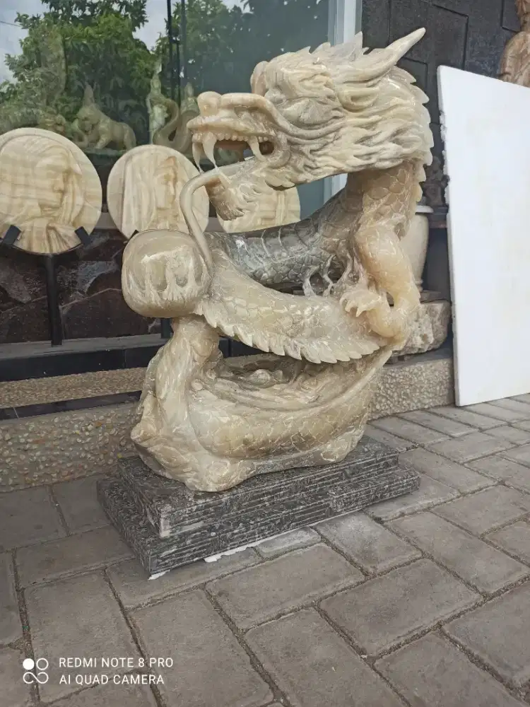 Kerajinan patung naga batu onik