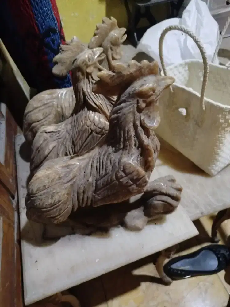 Kerajinan patung ayam batu onik