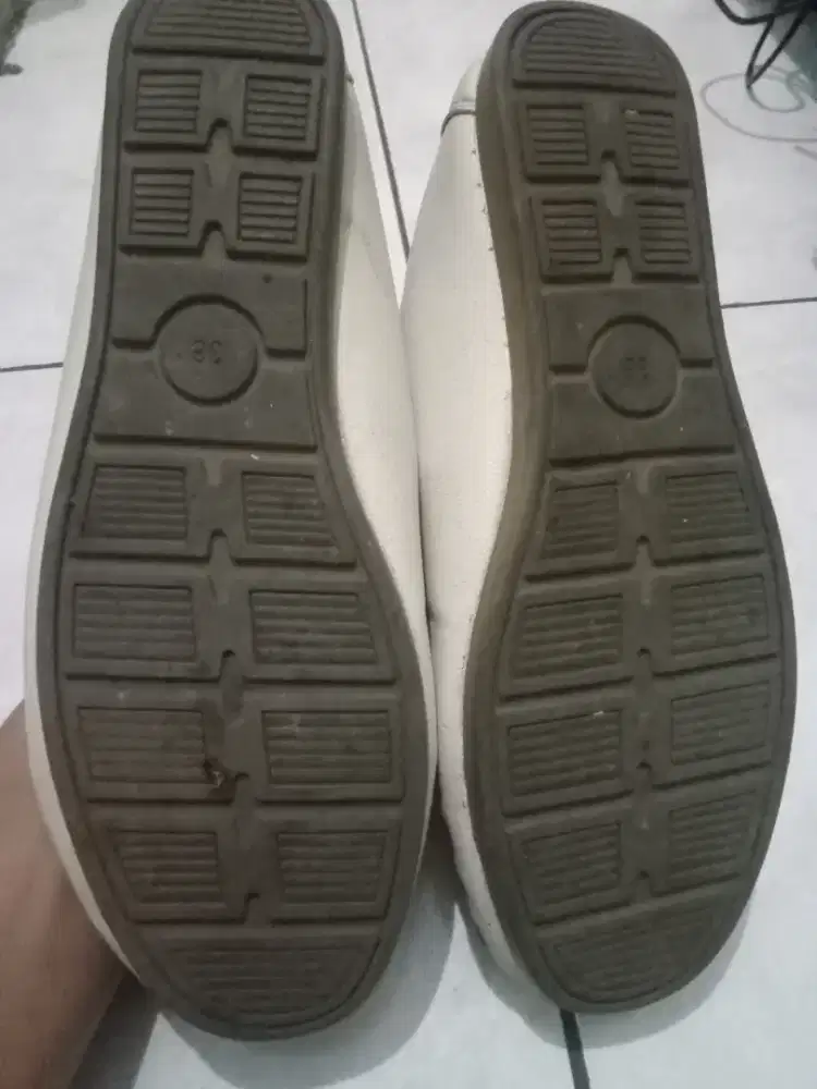 Sepatu slop kulit sintetis
