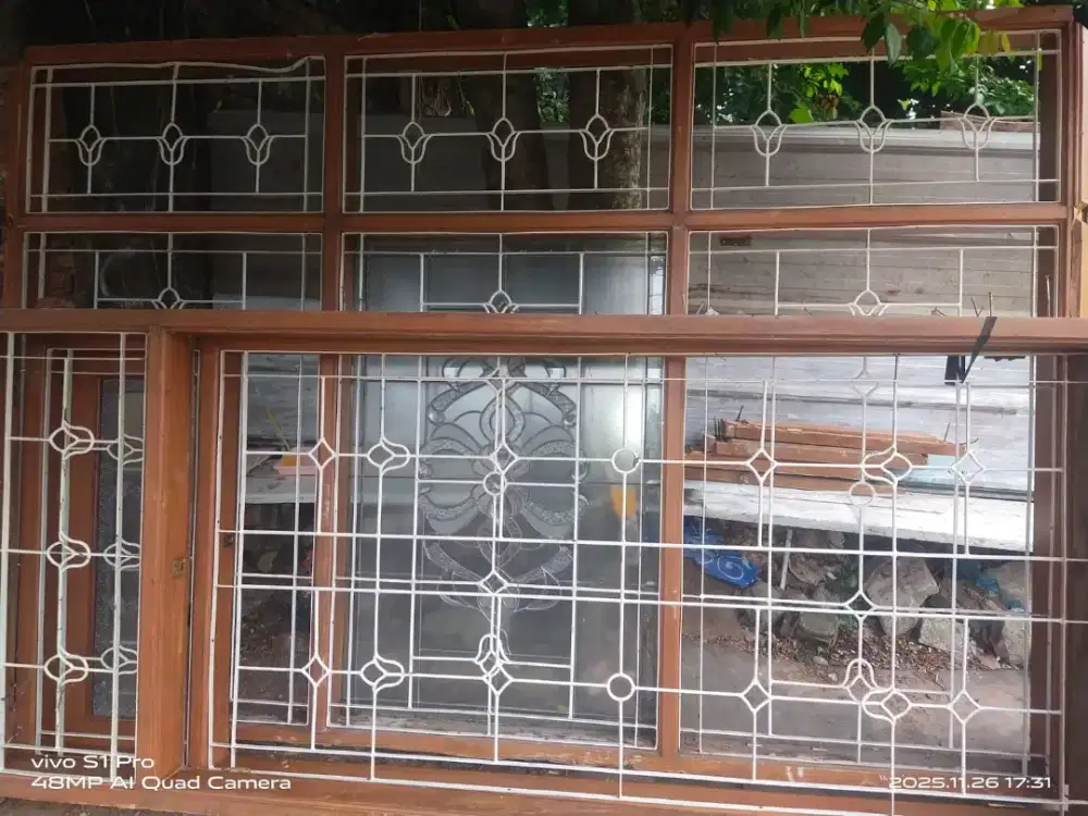 Kusen jendela kaca patri