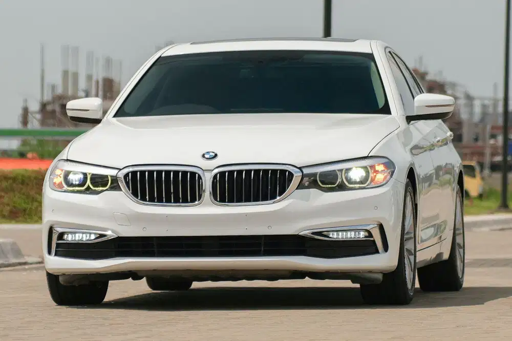 #Comfy & Powerful! BMW 530i Luxury 2017 White Full Spec!