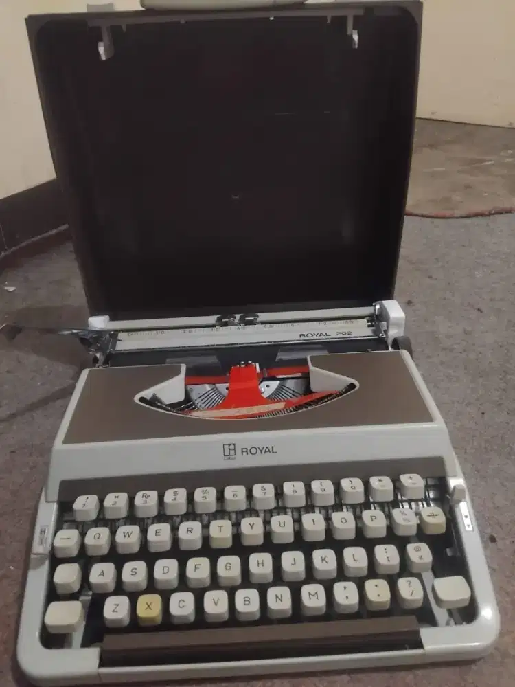 Mesin tik merk Royal