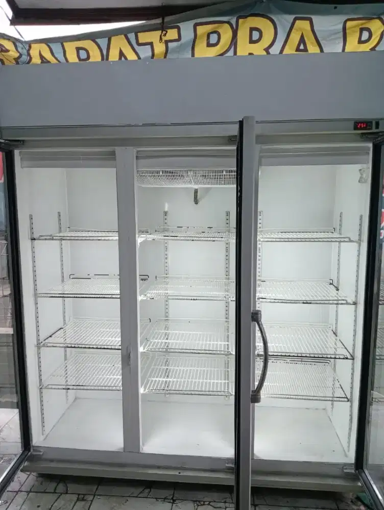 Showcase 3pintu merk gea 1550L