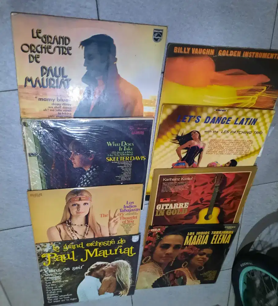 Kaset piringan item  lagu barat klasik