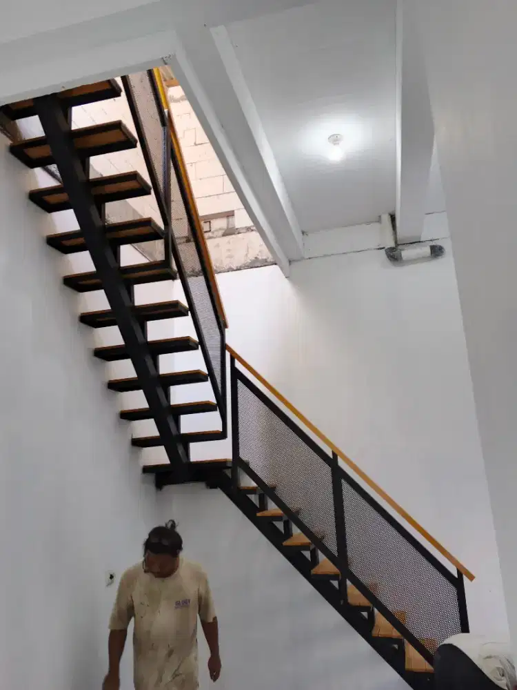 anak tangga besi alas kayu