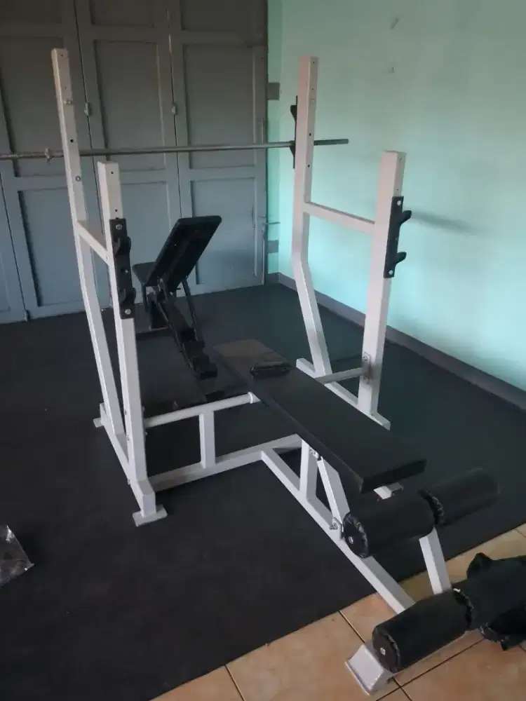 Bench press dan squat ekonomis