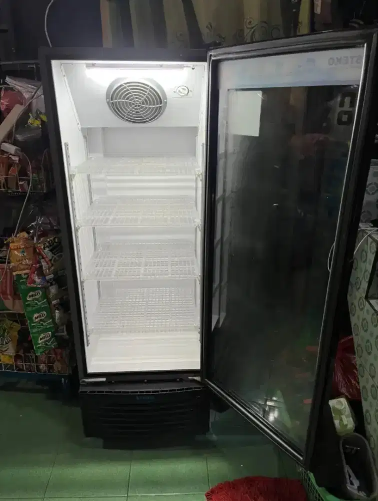 Showcase steko 1pintu