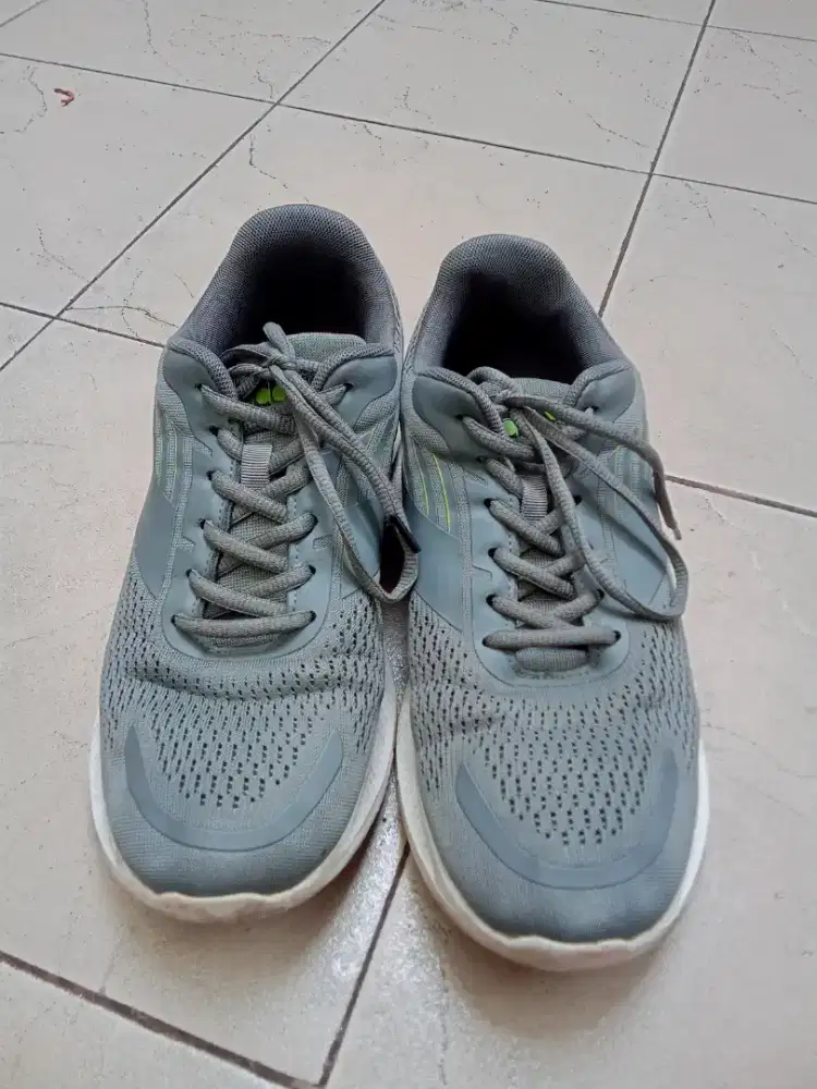 Sepatu running Diodora UK 43