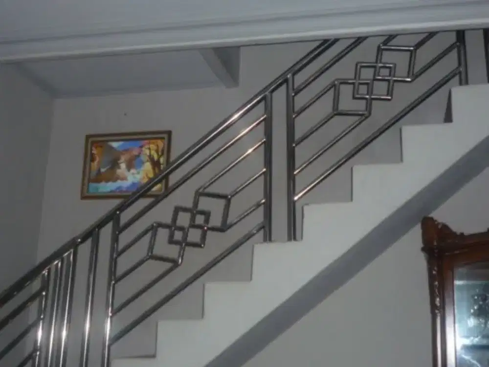 Pagar dan realing tangga stanlis