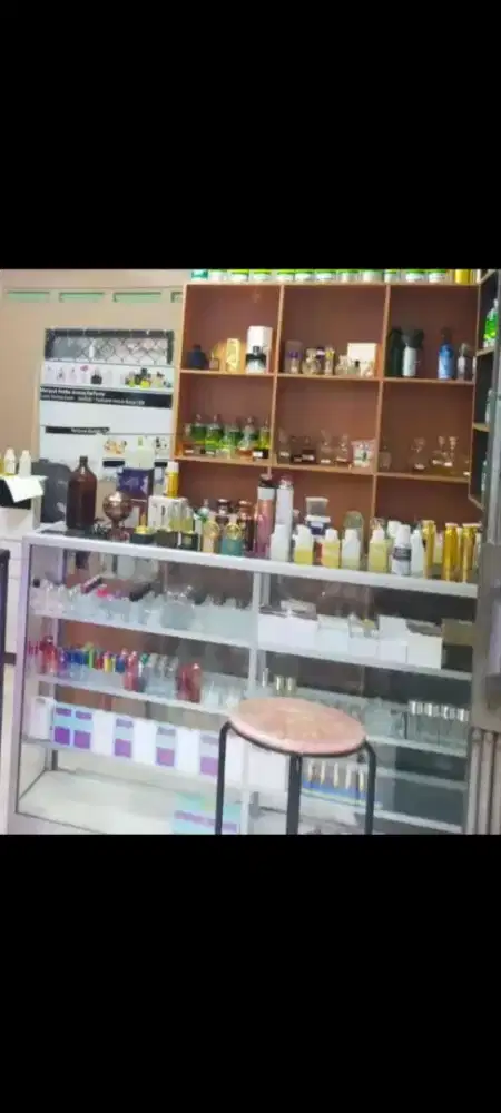Di jual etalase bekas parfum
