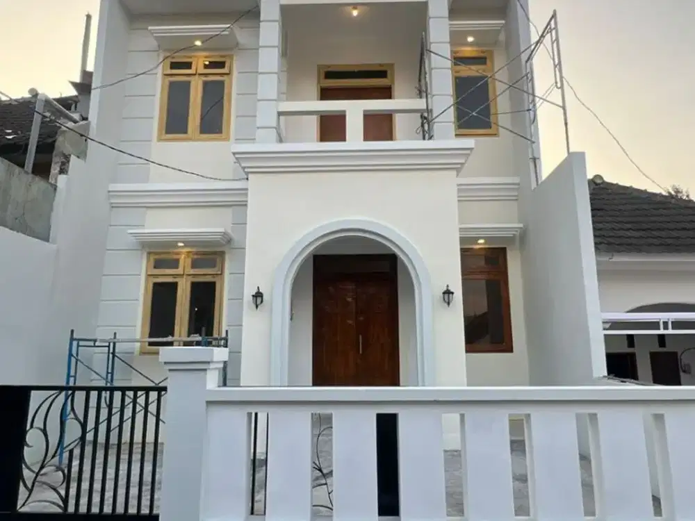 Di jual rumah lantai 2 american style lokasi sawojajar 2 malang