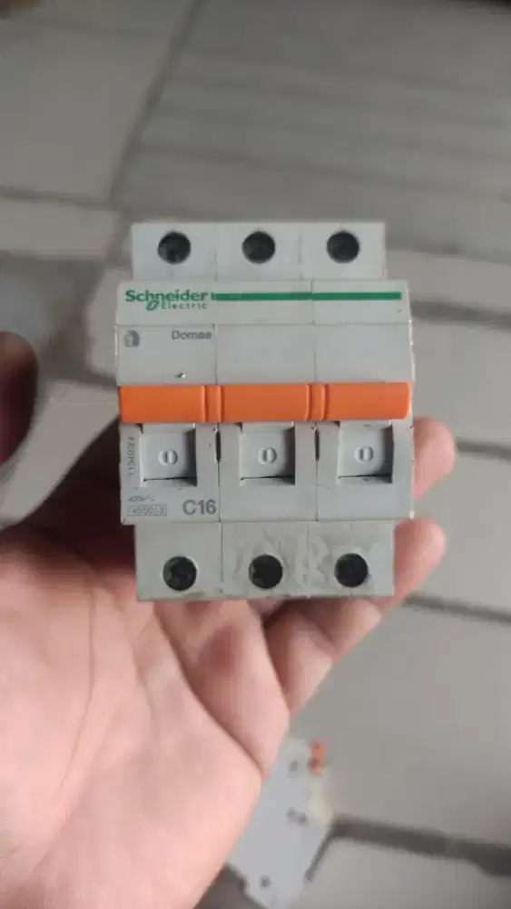 MCB SCHNEIDER 3 PHASE DOMAE C16 16 AMPER 400 VOLT BEKAS SEKEN COPOTAN