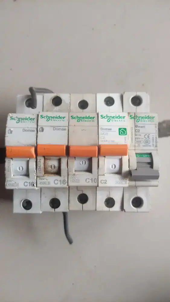 MCB SCHNEIDER 1/2 PHASE 10/16 AMPER BEKAS SEKEN COPOTAN